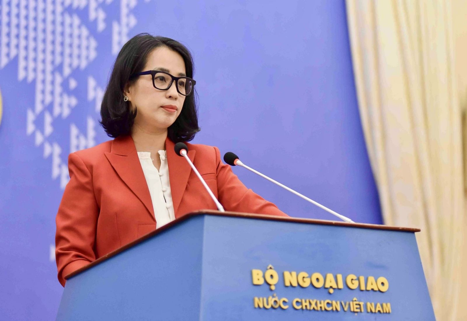 Người Phát ngôn Bộ Ngoại giao Việt Nam Phạm Thu Hằng trả lời câu hỏi của phóng viên đề nghị bình luận của Việt Nam nhân dịp 10 năm Tòa Trọng tài thành lập theo Phụ lục VII Công ước Liên hợp quốc về Luật Biển 1982 ra phán quyết trong vụ kiện giữa Philippines và Trung Quốc