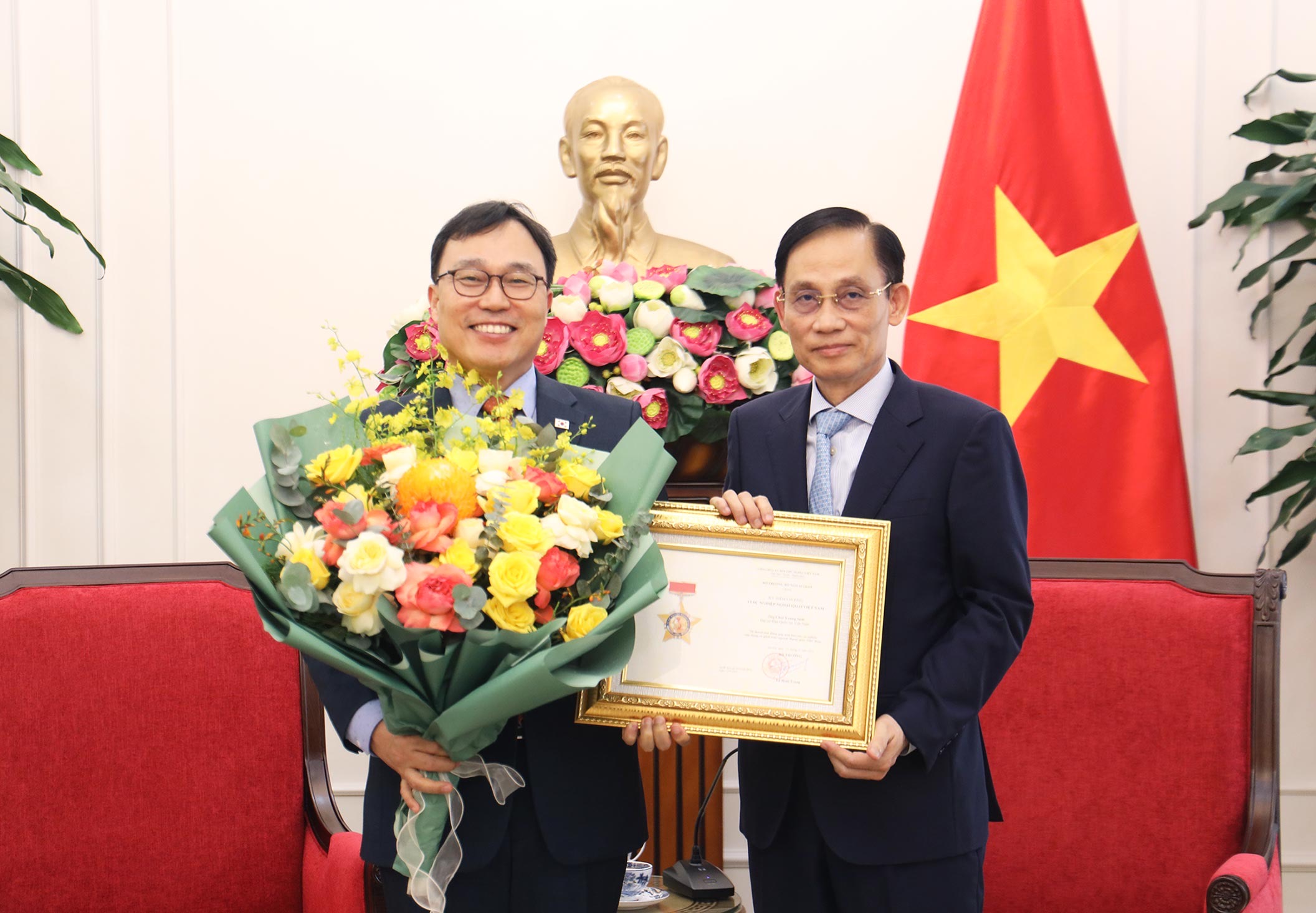 Bộ trưởng Ngoại giao Lê Hoài Trung tiếp Đại sứ Hàn Quốc tại Việt Nam Choi Young Sam chào từ biệt