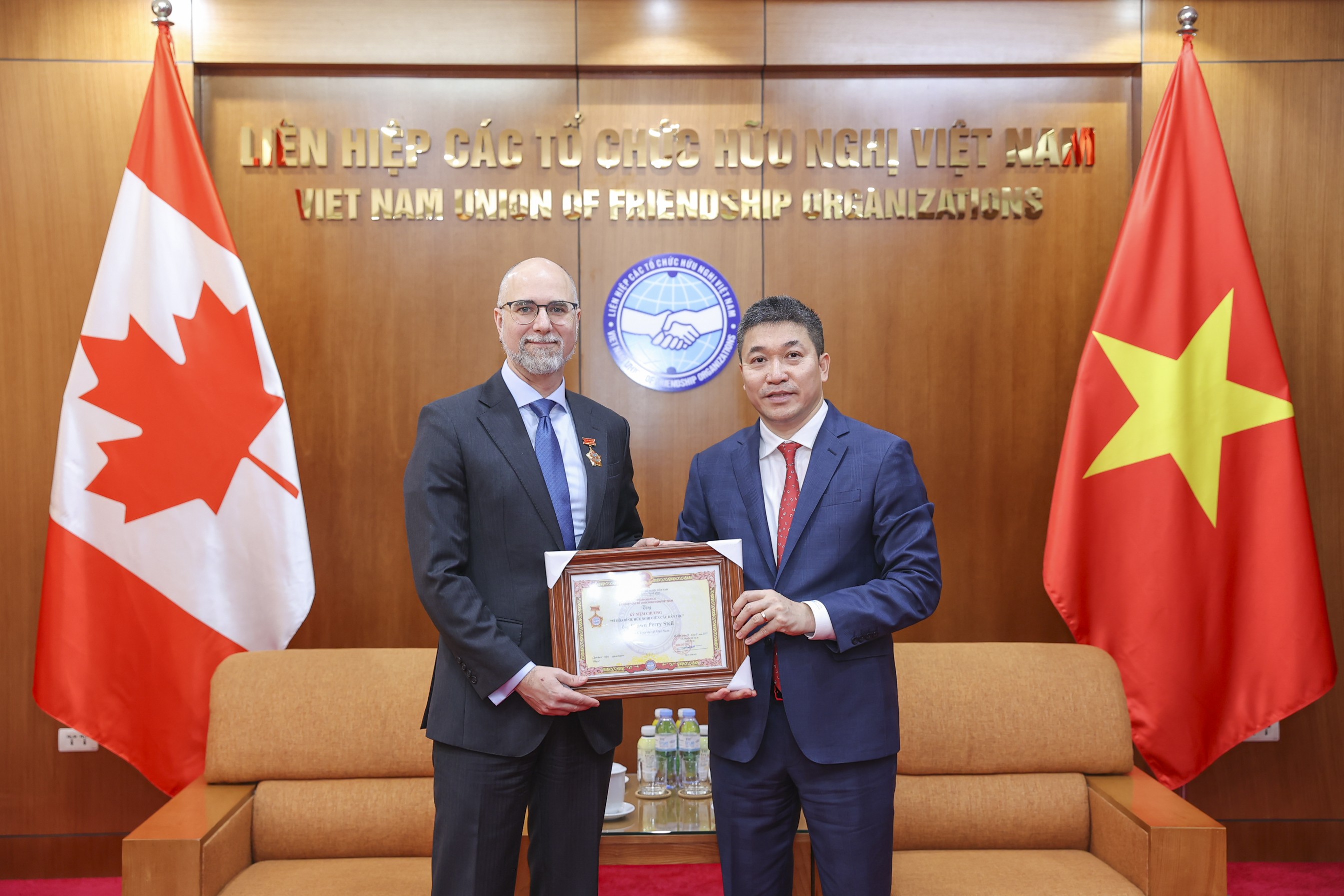 Trao kỷ niệm chương &#34;Vì hòa bình, hữu nghị giữa các dân tộc&#34; cho Đại sứ Canada tại Việt Nam